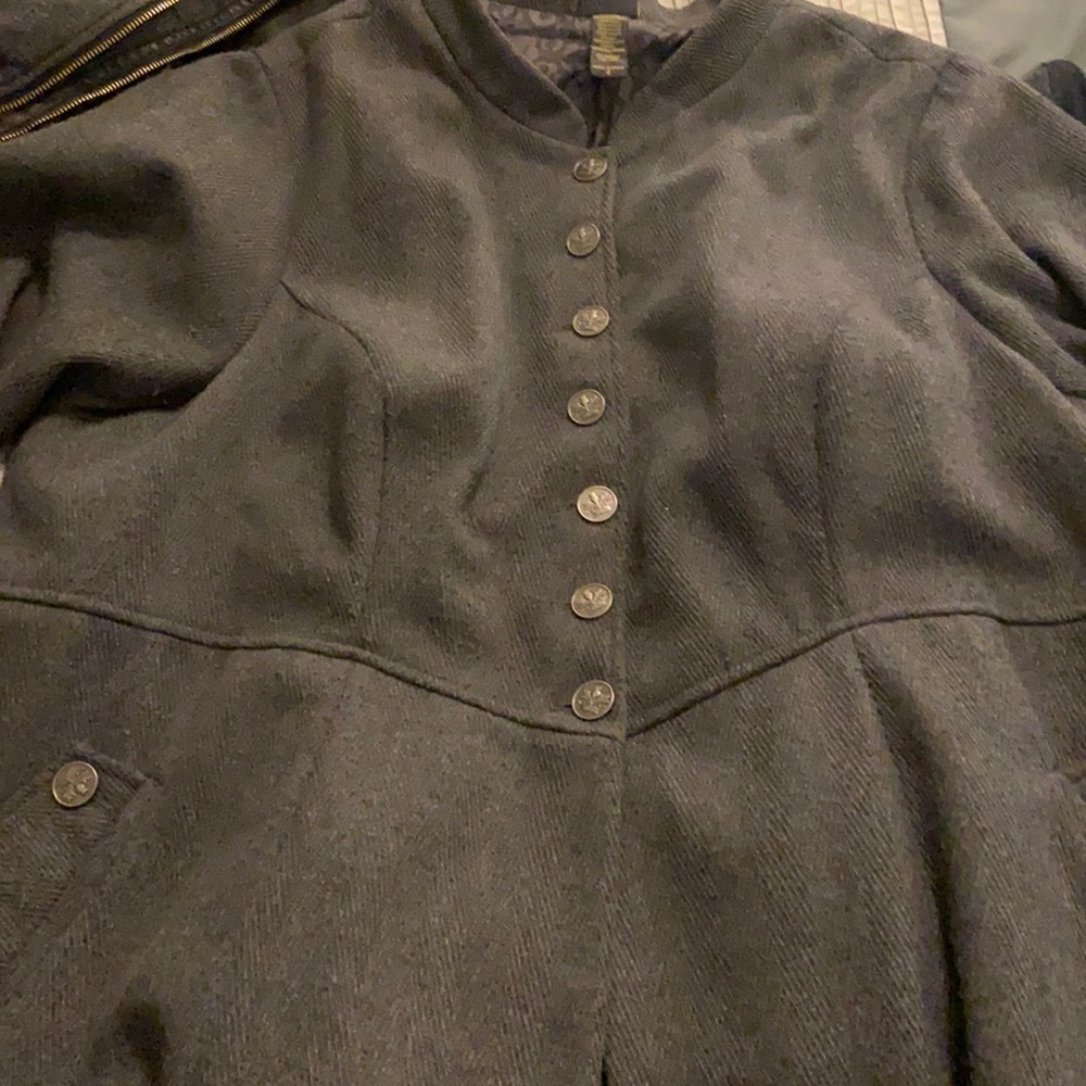 Torrid picture is double buttons but this jacket is single row, no zipper